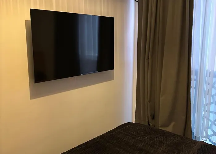 Bright Modern Flat - Pool & Garden Near Shops