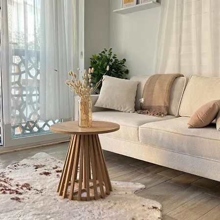 Apartman Bright Modern Flat - Pool & Garden Near Shops *