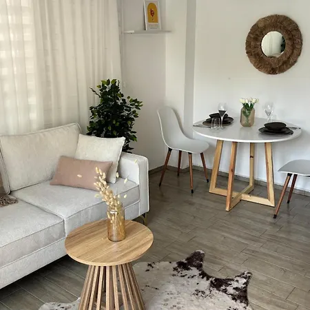 Bright Modern Flat - Pool & Garden Near Shops 페티예