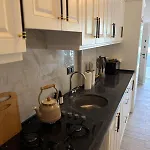 Bright Modern Flat - Pool & Garden Near Shops شقة *